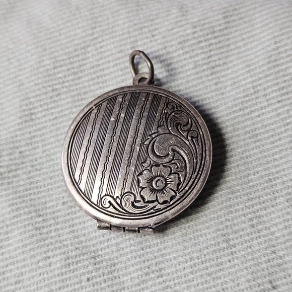 Vintage Jewelry - Vintage Art Nouveau Style 70s Silver Round 2 Sided Locket Necklace Pendant